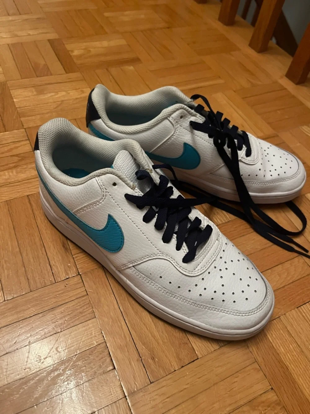 Nike Men’s White Sneakers with Turquoise Swoosh - Picture 6 of 7